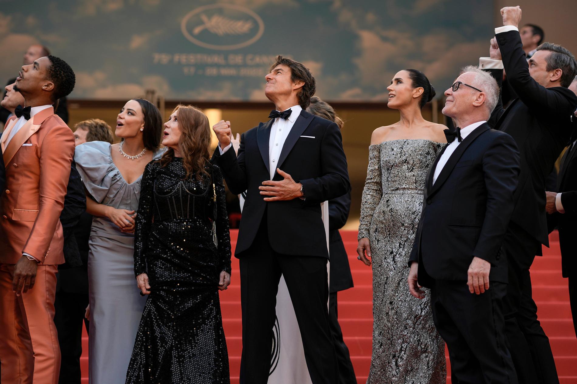 Tom Cruise och gänget som representerade "Top Gun: Maverick" överraskades av stridsflygplan som hedrade skådespelaren med en uppvisning ovanför röda mattan i Cannes.
