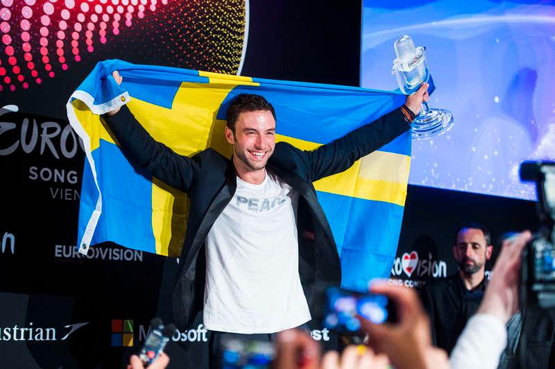 Måns Zelmerlöw när han vann Eurovision song contest.