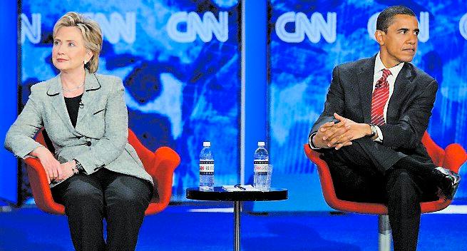 Kyligt Clinton och Obama under en debatt.