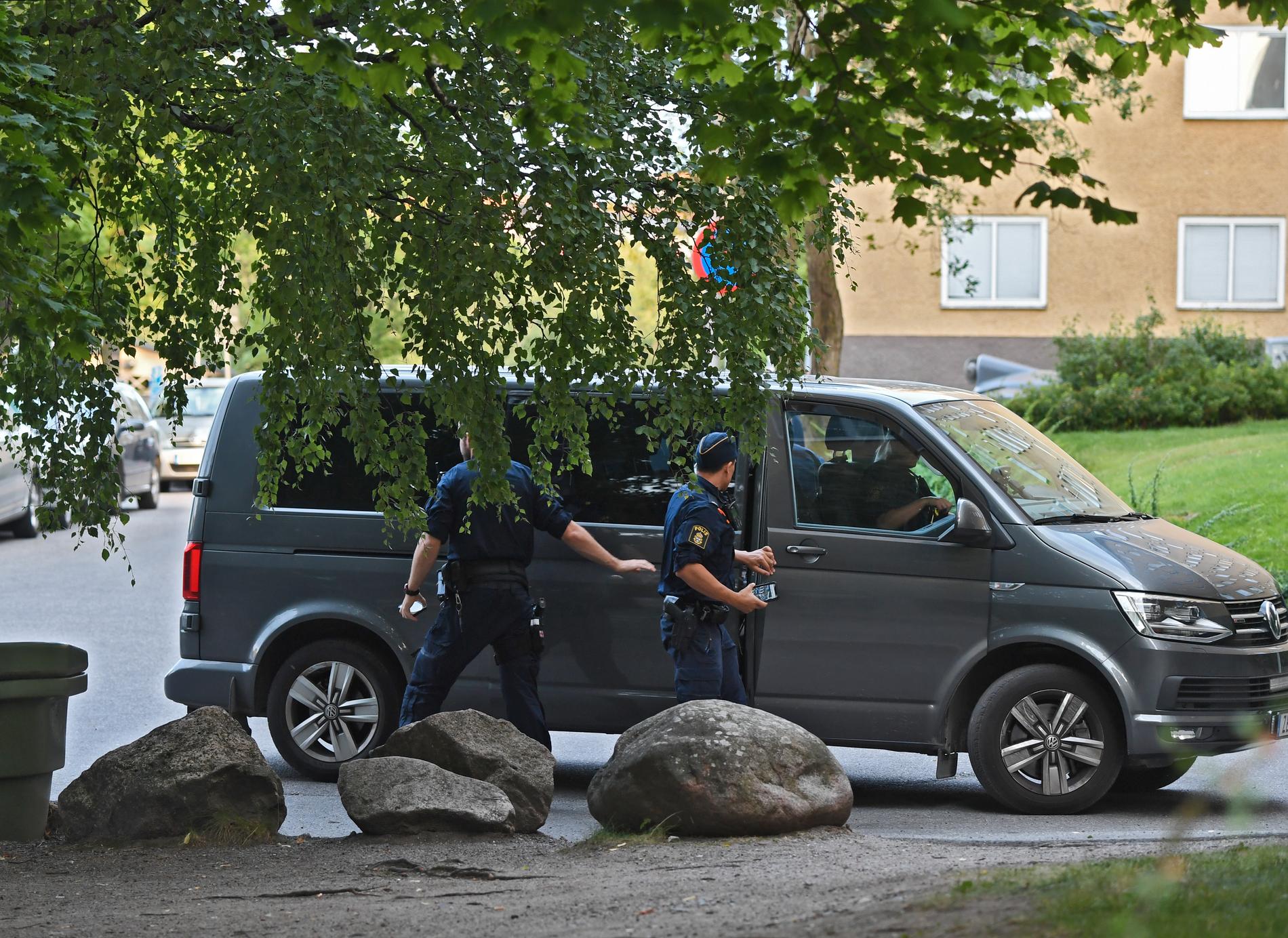Enligt Aftonbladets uppgifter har flera skott avlossats.