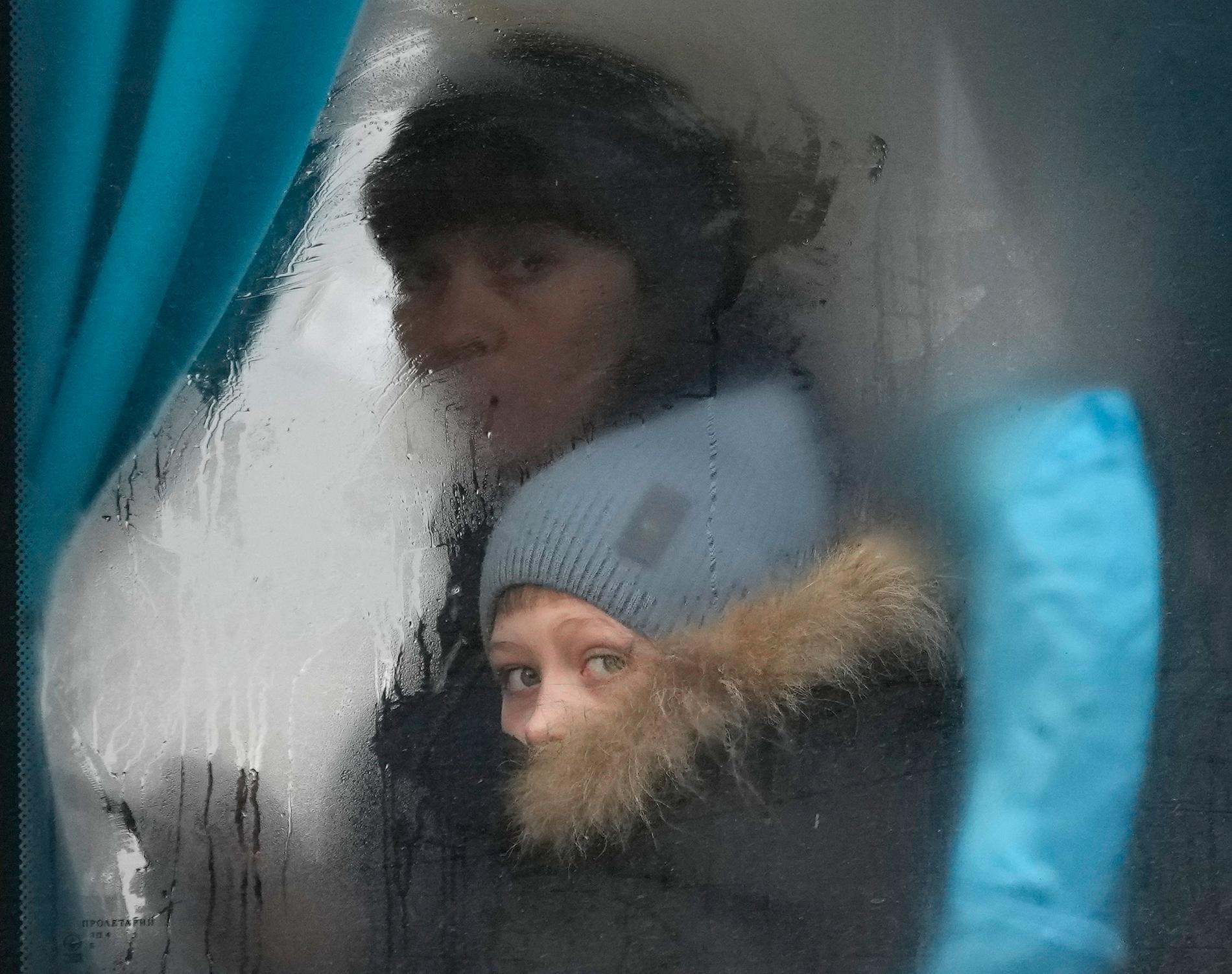 En kvinna och ett barn lämnar Sievierodonetski Luhansk i en buss.