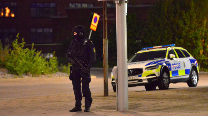 Tungt beväpnad polis utanför polishuset i Norrköping på fredagskvällen.