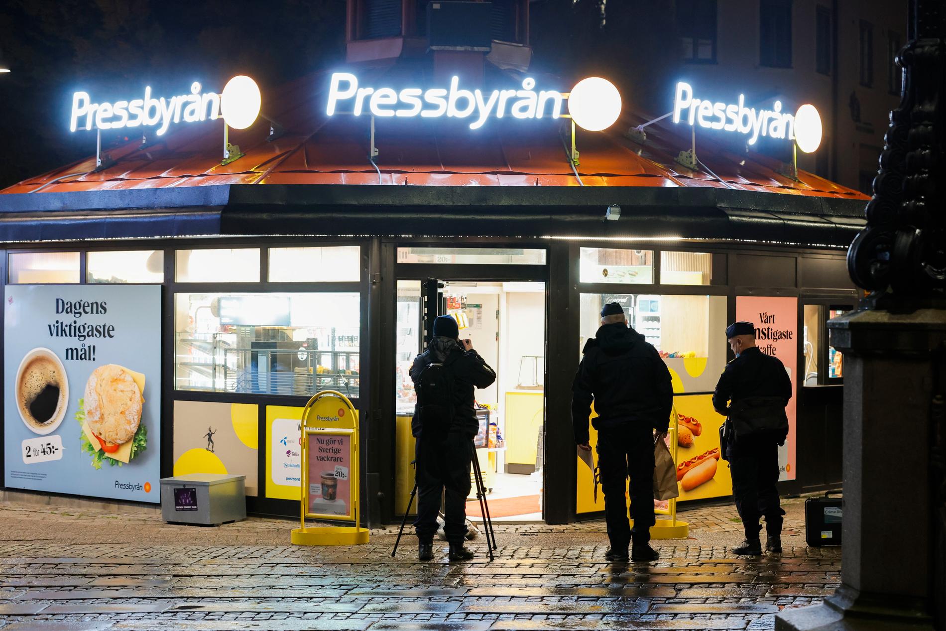 Polisen på plats vid Pressbyrån i centrala Göteborg efter skjutningen.