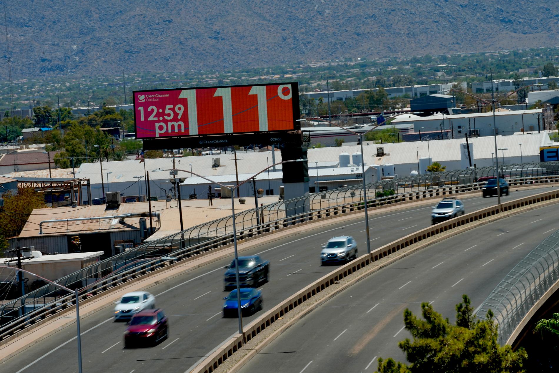 Temperaturen visas vid motorvägen i Phoenix, fahrenheit 111 som motsvarar ungefär 43 grader.