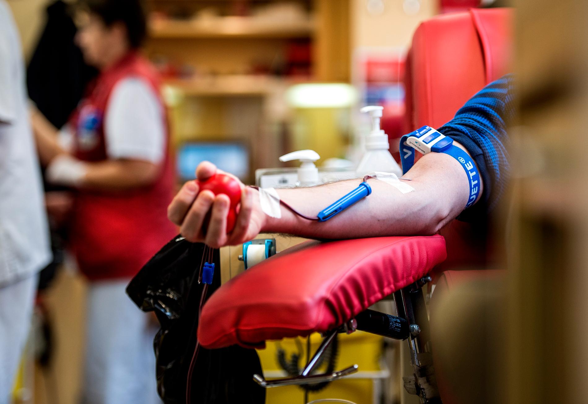 Homo- och bisexuella män kan nu donera blod, om de haft en och samma partner de senaste tre månaderna. Arkivbild.