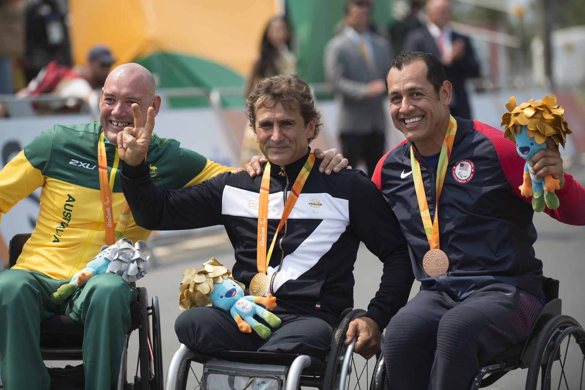 Alex Zanardi med guldmedaljen från Paralympics i Rio
