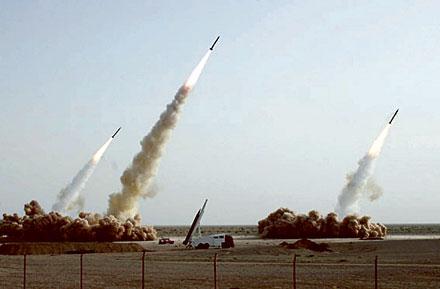 hot mot omvärlden Iran och Israel har under ett allt aggressivare tonläge hotat varandra med väpnade attacker. Upprustningen av kärnvapen är ett hot, inte bara mot Mellanöstern utan även globalt. I juli testade Iran nya missiler.