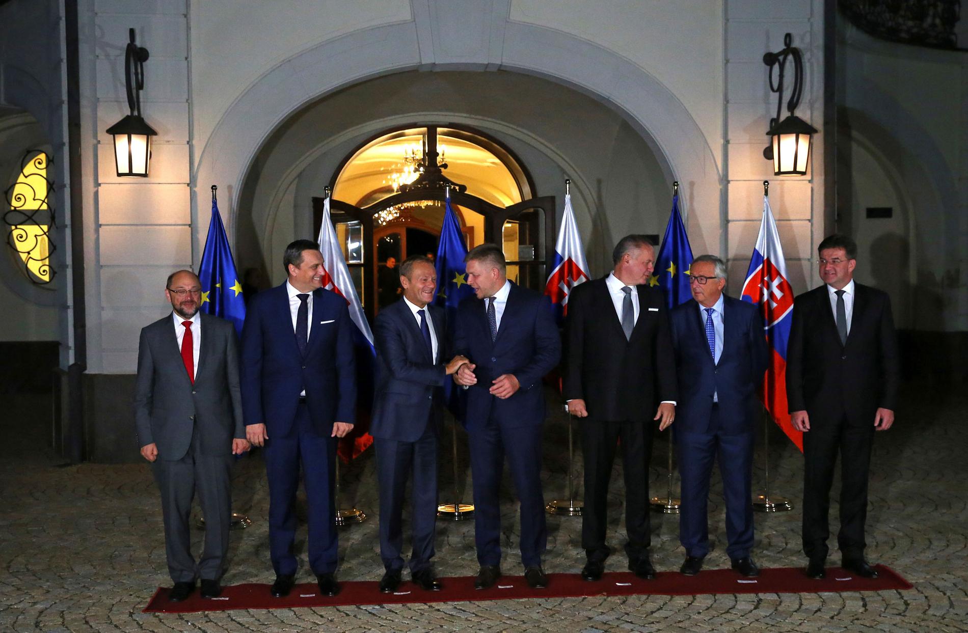 Europeiska rådets ordförande Donald Tusk (tredje från vänster), Europeiska kommissionens ordförande Jean-Claude Juncker (andra från höger) och europaparlamentets talman Martin Schulz (längst till vänster) poserar för en gruppbild med Slovakiens premiärminister Robert Fico (i mitten), Slovakiens president Andrej Kiska (tredje från höger) och slovakiska parlamentets talman Andrej Danko (andra från vänster) inför EU-toppmötet i Bratislava under fredagen.