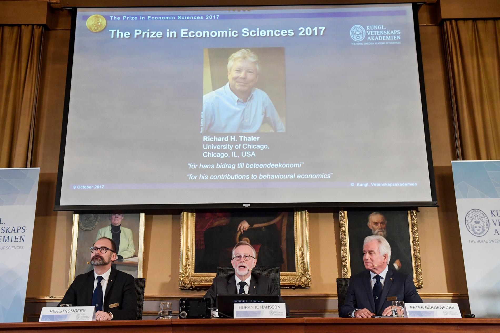 Per Strömberg, Göran K Hansson och Peter Gärdenfors, kommittén för priset i ekonomisk vetenskap, tillkännager Sveriges riksbanks pris i ekonomisk vetenskap till Alfred Nobels minne i Kungliga Vetenskapsakademien i Stockholm. 