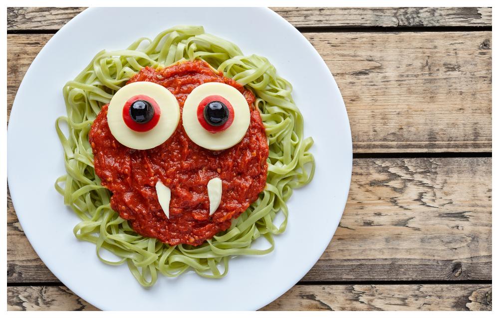 Monsterpasta med tomatsås förvandlar vardagsmat till högtidlig halloween-mat.