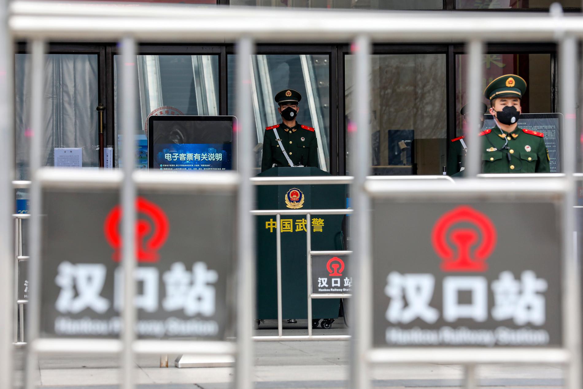 Kinesisk militärpolis vid stängda tågstationen i Wuhan.