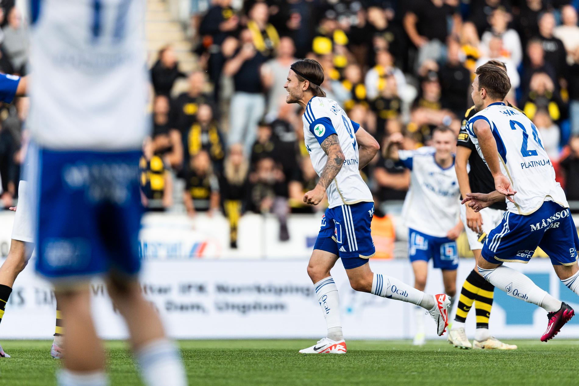 Arnór Traustason jublar efter 2–1 mot AIK