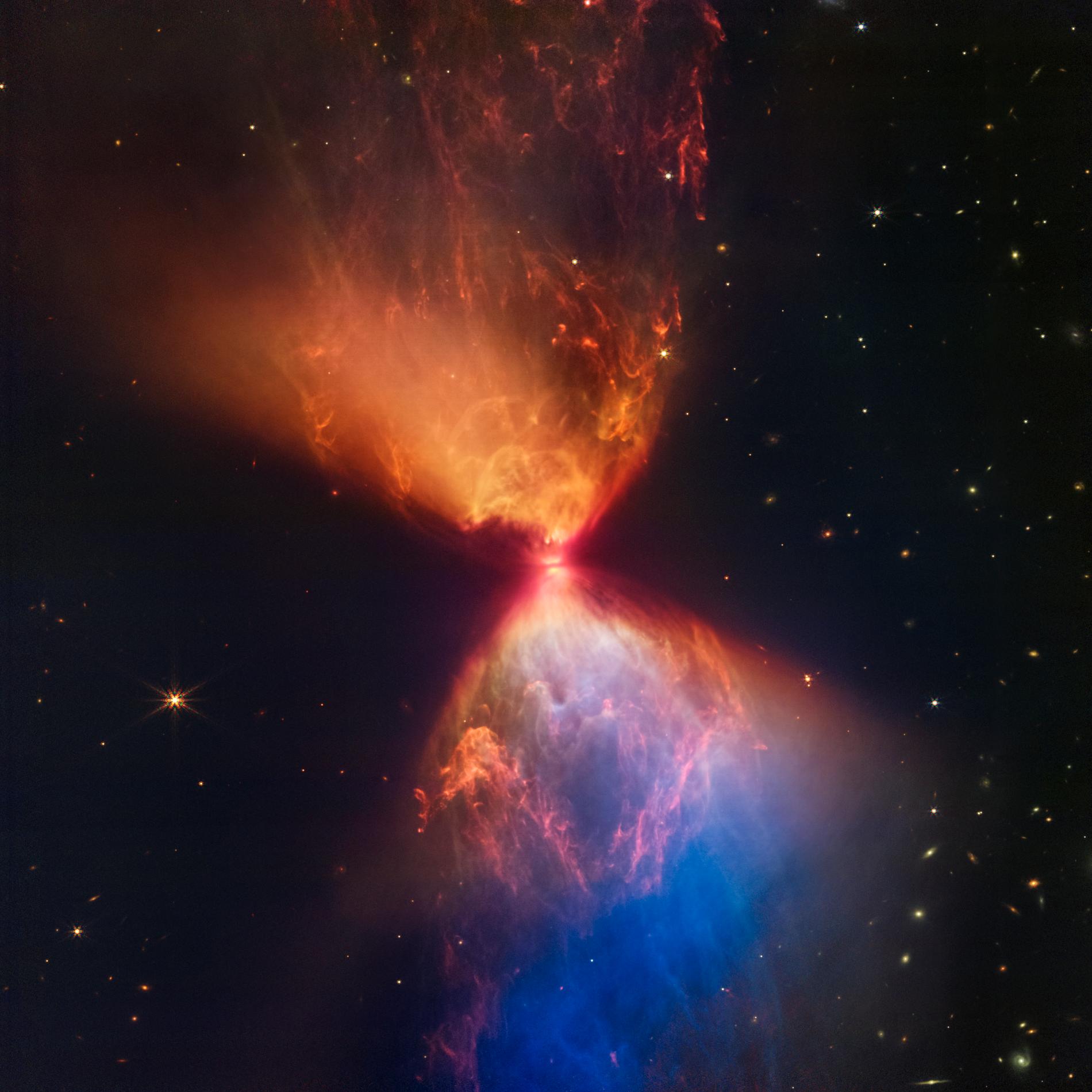 Bild tagen av James Webb-teleskopet med vilket människan kan skåda längre ut i universum än någonsin tidigare. Bilden visar ett tidigt stadium i en stjärnas utveckling.