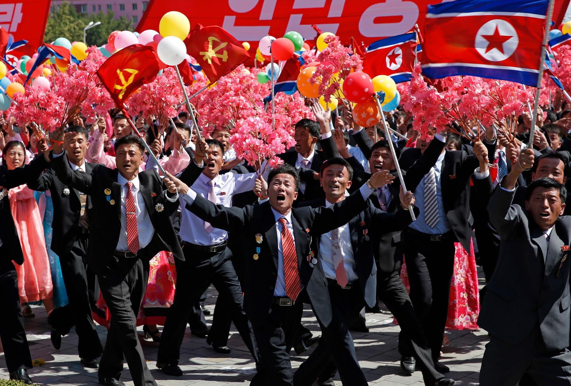 Deltagare i paraden som firade Nordkoreas 70-årsdag på söndagen.