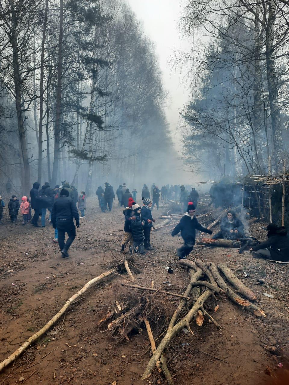 Bild från tältlägret vid belarusisk-polska gränsen på torsdagsmorgonen.