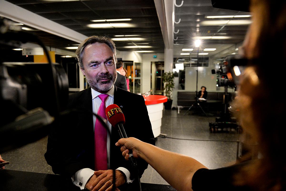 Jan Björklund intervjuas innan debatten.
