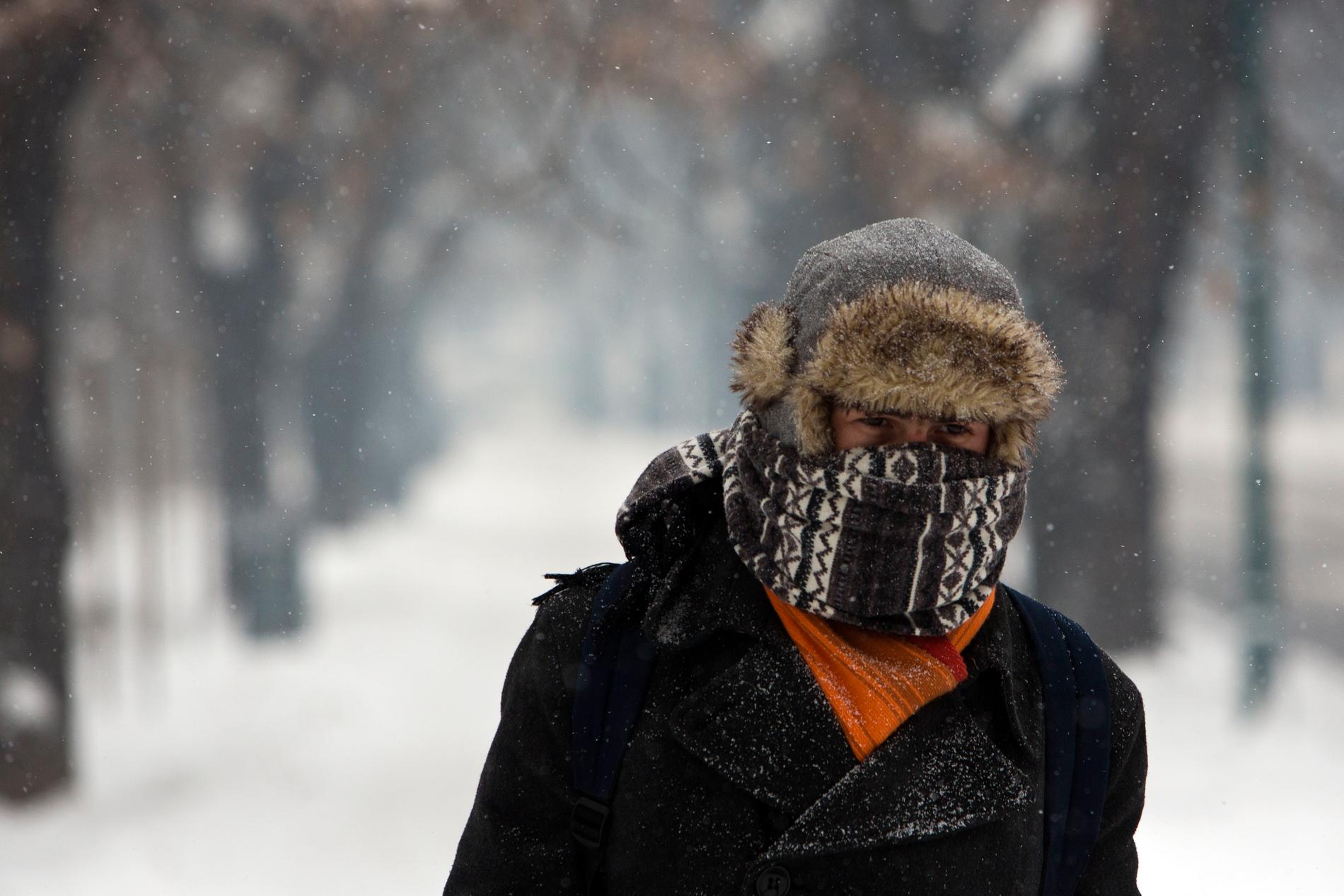 En man skyddar sig mot kylan i Sarajevo.