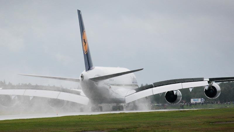 Arlanda kl 11,15 i morse För första gången landar en Airbus 380, världens största passagerarplan, på svensk mark.