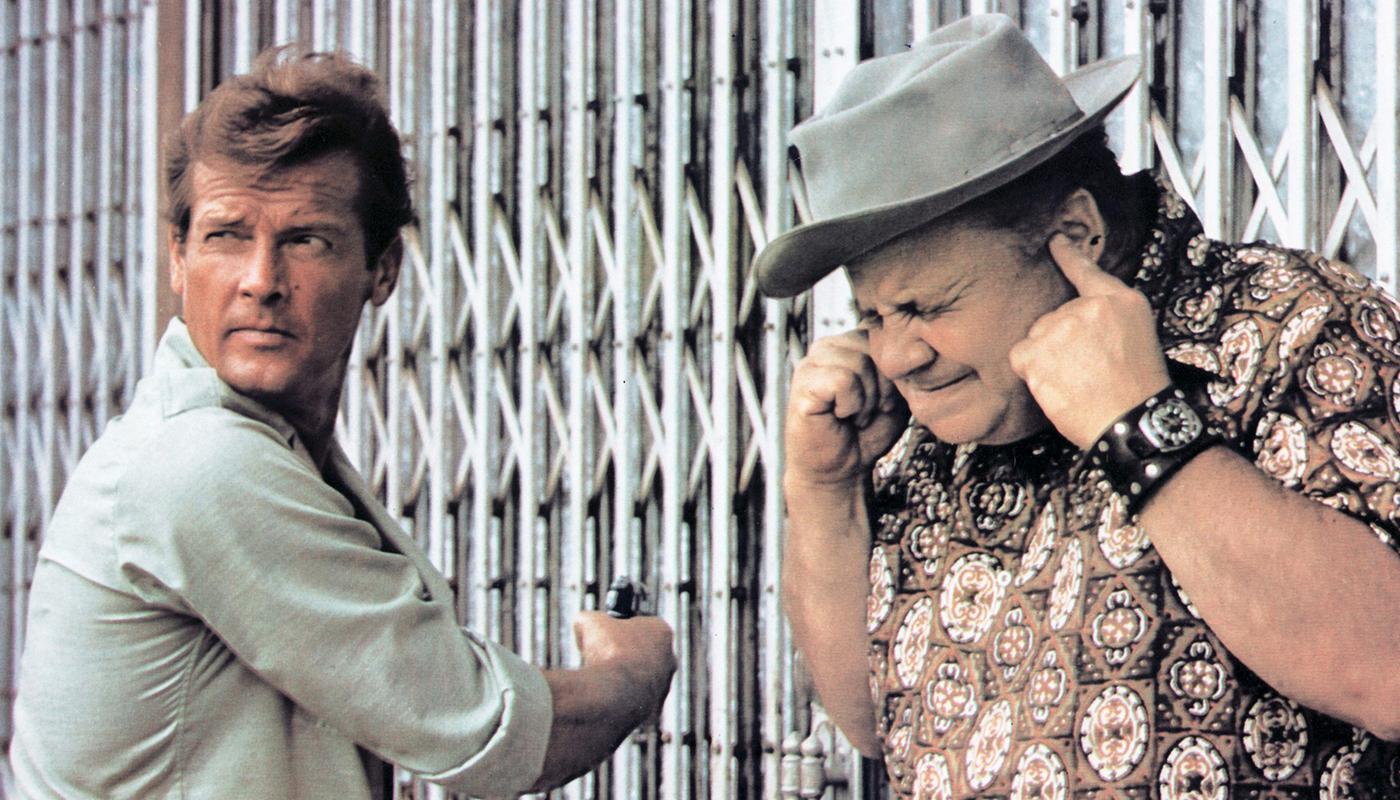 Roger Moore som Bond och Clifton James som sheriffen J.W. Pepper i ”Mannen med den gyllene pistolen” 1974.