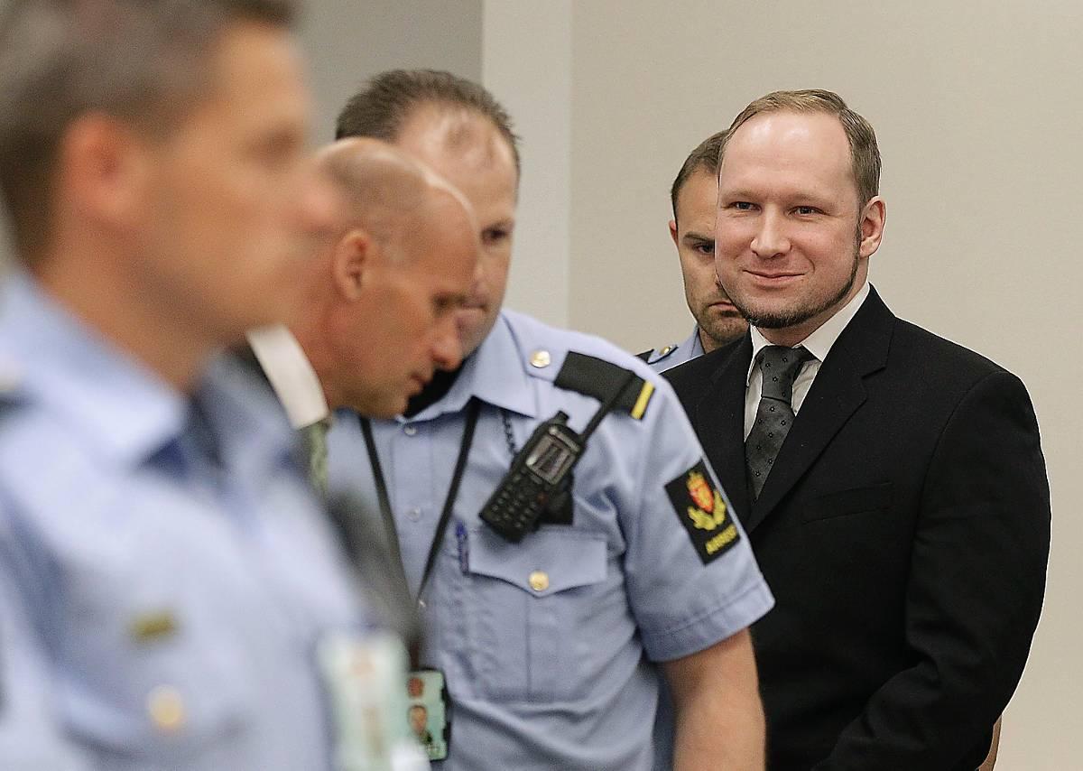 Det var en hånleende Anders Behring Breivik som tog emot sin dom i Oslo tingsrätt. Utöver morden döms han även för terrorbrott eftersom han orsakat stor skada och rädsla i Norge.