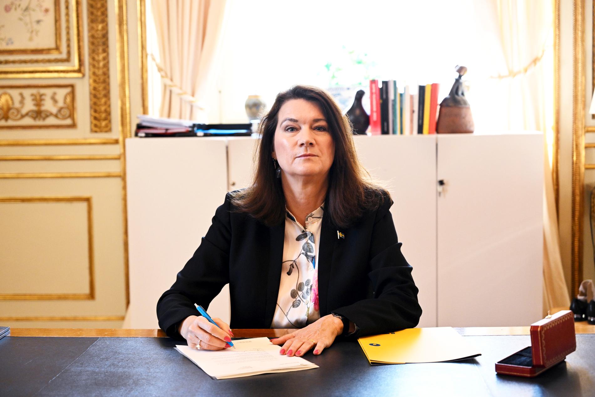 Dåvarande utrikesminister Ann Linde (S) undertecknar Sveriges Natoansökan på Utrikesdepardementet i Stockholm den 17 maj 2022.