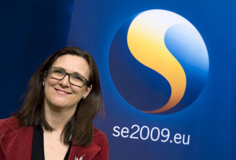 Ny symbol Cecilia Malmström visar stolt upp den nya EU-loggan.