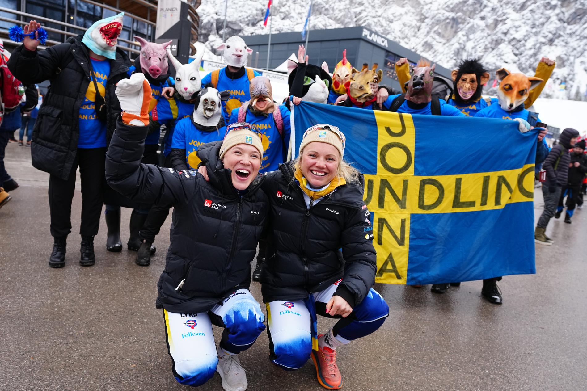 Jonna Sundling och Emma Ribom firar guldet med fansen. 