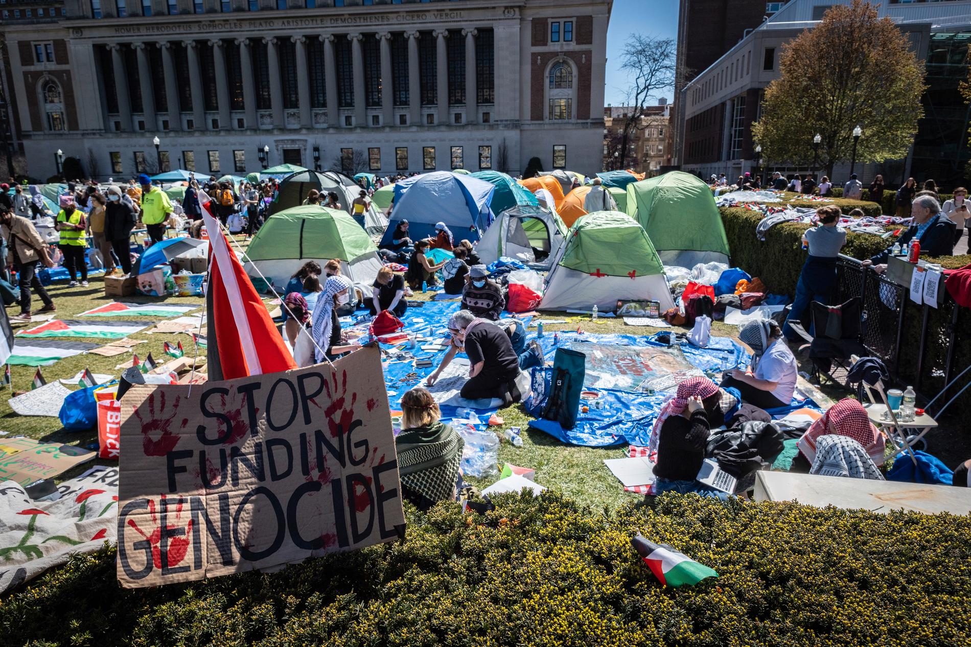 Demonstranter som slagit läger utanför Columbia University på måndagen.