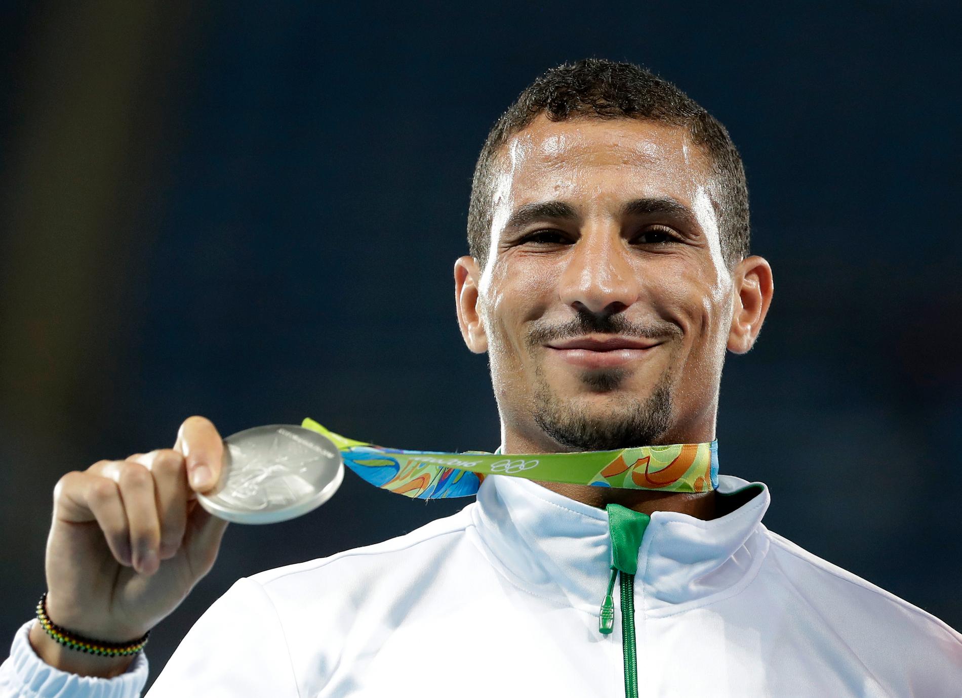 Taoufik Makhloufi med silvermedaljen på 800 meter från OS i Rio 2016.