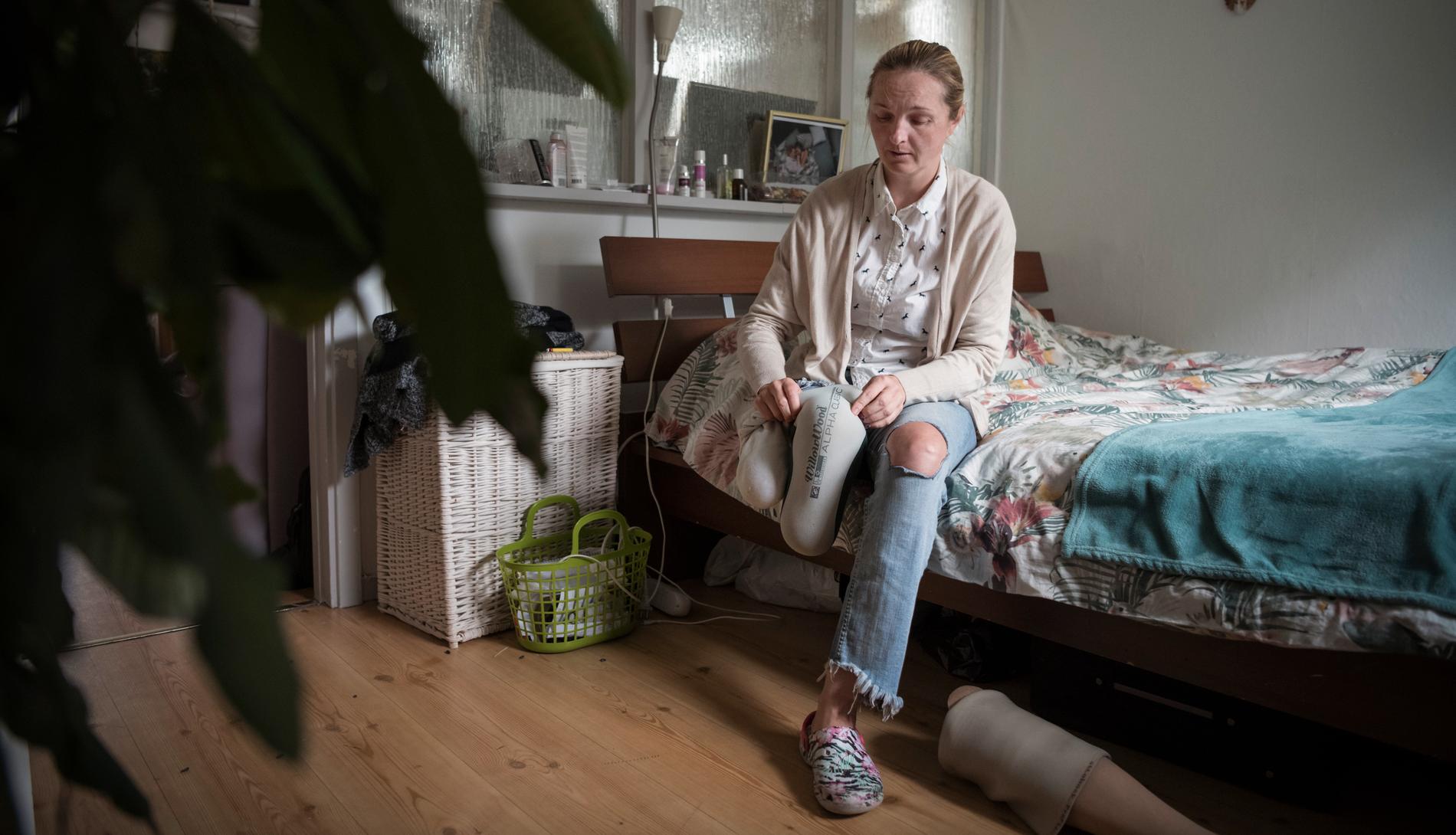 Iryna behövde amputera sitt högra ben efter terrordådet på Drottninggatan. Nu ska hon utvisas till Ukraina.