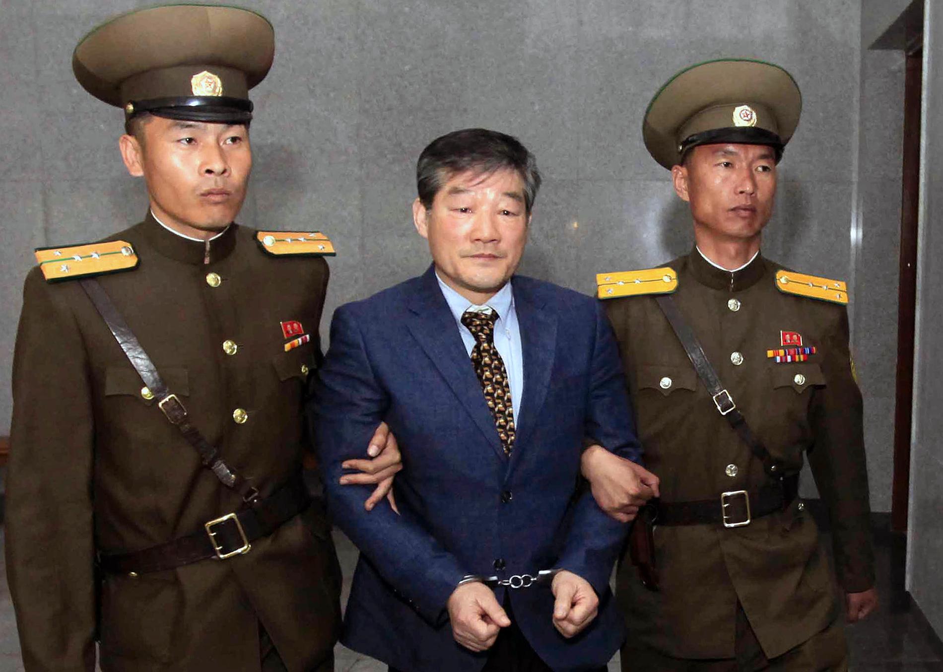 Kim Dong Chul förs till rätten i Pyongyang. Arkiv april 2016.
