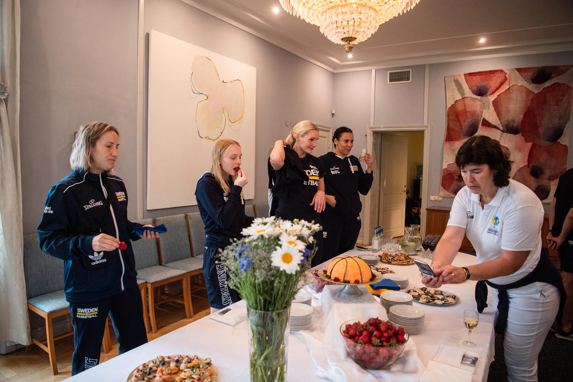 Sverige firade segern i EM-premiären mot Montenegro på den svenska ambassaden i Lettland. Där firades det med tårta och snittar. Men redan i morgon väntar Tjeckien i den andra gruppspelsmatchen.