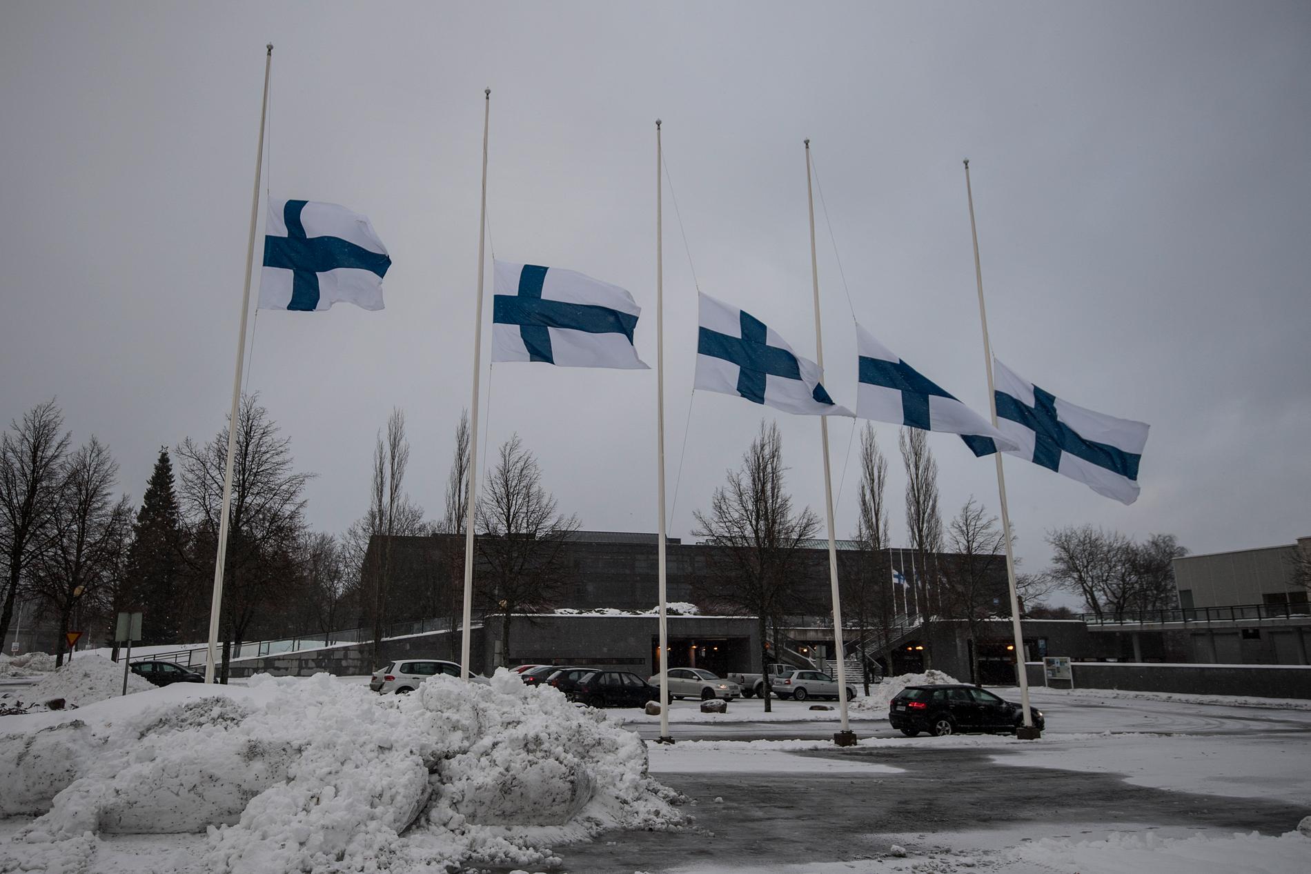Finska flaggan på halvstång utanför kommunhuset.