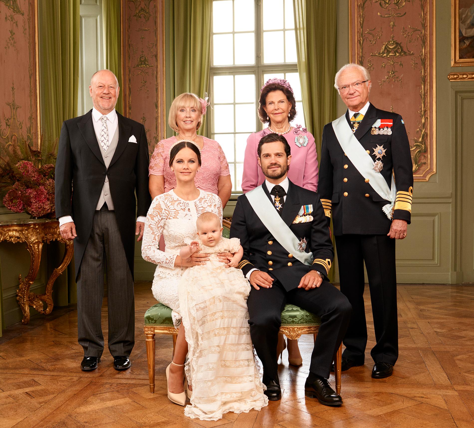 Prinsen med sina mor- och farföräldrar.