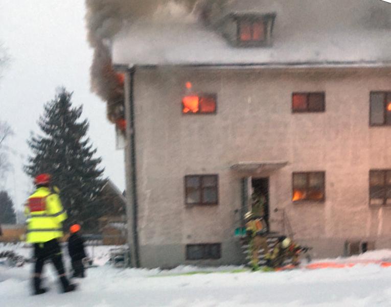 En fullt utvecklad brand rasar i ett flerfamiljshus i Karlskoga.