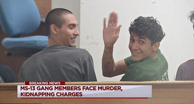De två misstänkta männen, 18 och 22 år gamla, skrattade och vinkade framför kamerorna i rättssalen, när de häktades i Houston i USA