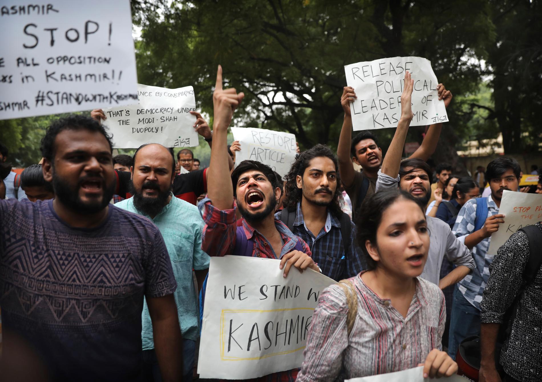 Studenter i Delhi protesterar mot skrotningen av den särskilda status som indiska Kashmir har under indisk grundlag. Bild från i måndags.
