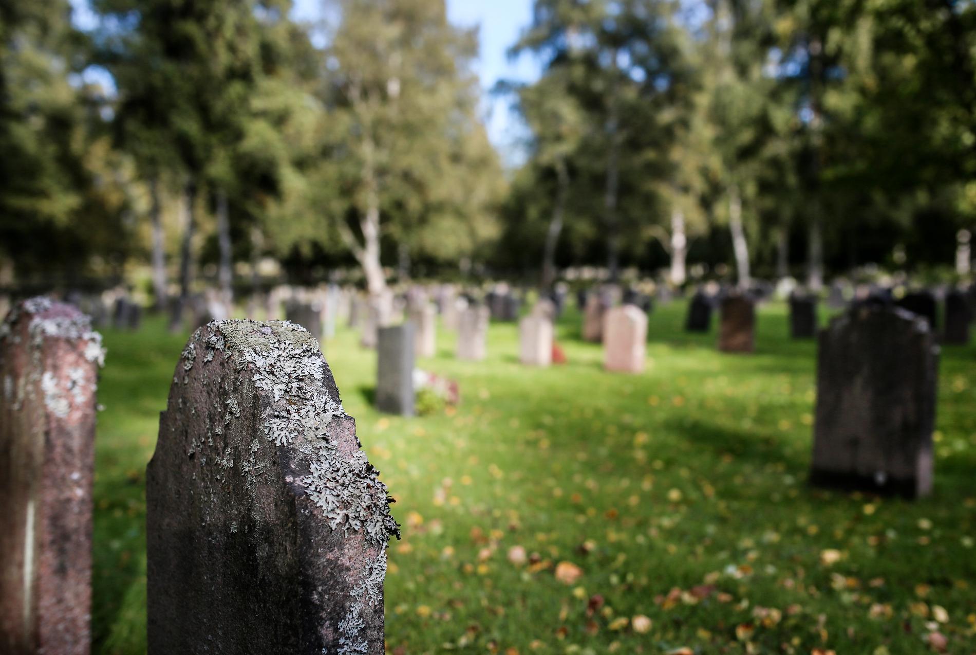 En nyligen begravd urna har grävts upp och stulits från Skogskyrkogården i Stockholm. Arkivbild.