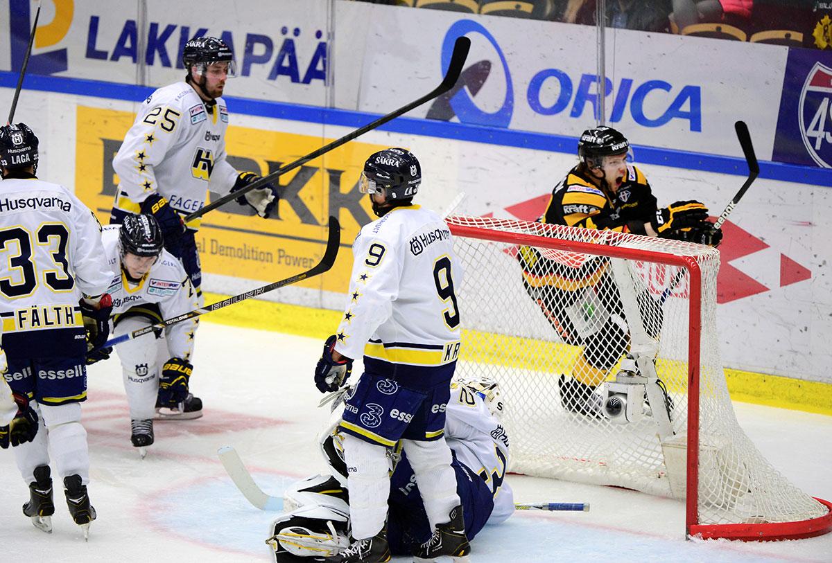 Petter Emanuelsson jublar över 1-0-målet mot HV71. Skellefteå är vidare till semifinale efter att man slagit ut jönköpingslaget.