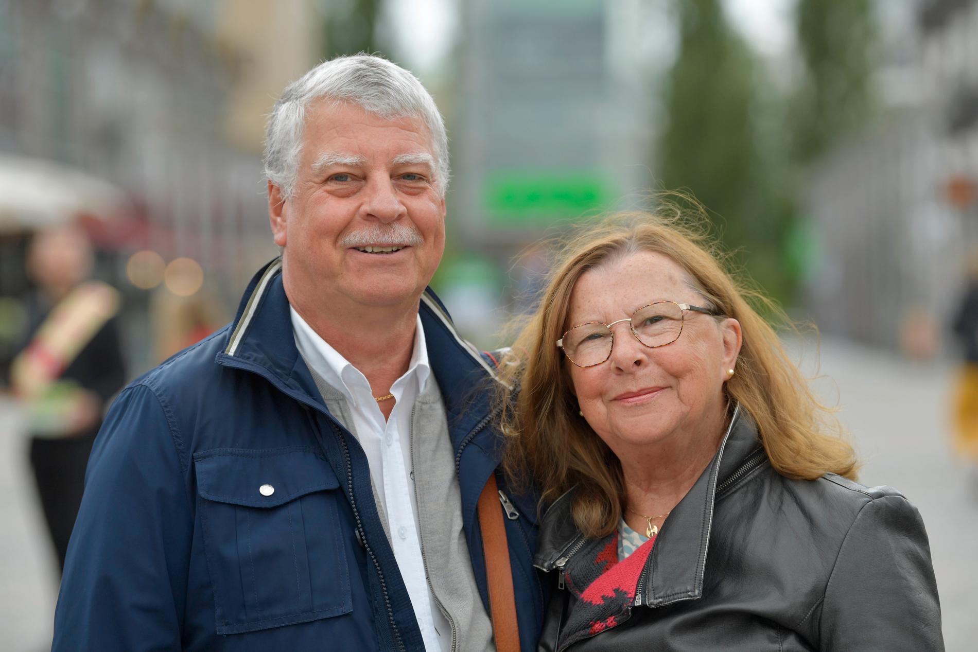 Väljarna Luz Corzo och Francisco Corzo vid Medborgarplatsen i Stockholm där Vänsterpartiets ledare Jonas Sjöstedt och toppkandidat Malin Björk valspurtar inför EU-valet.