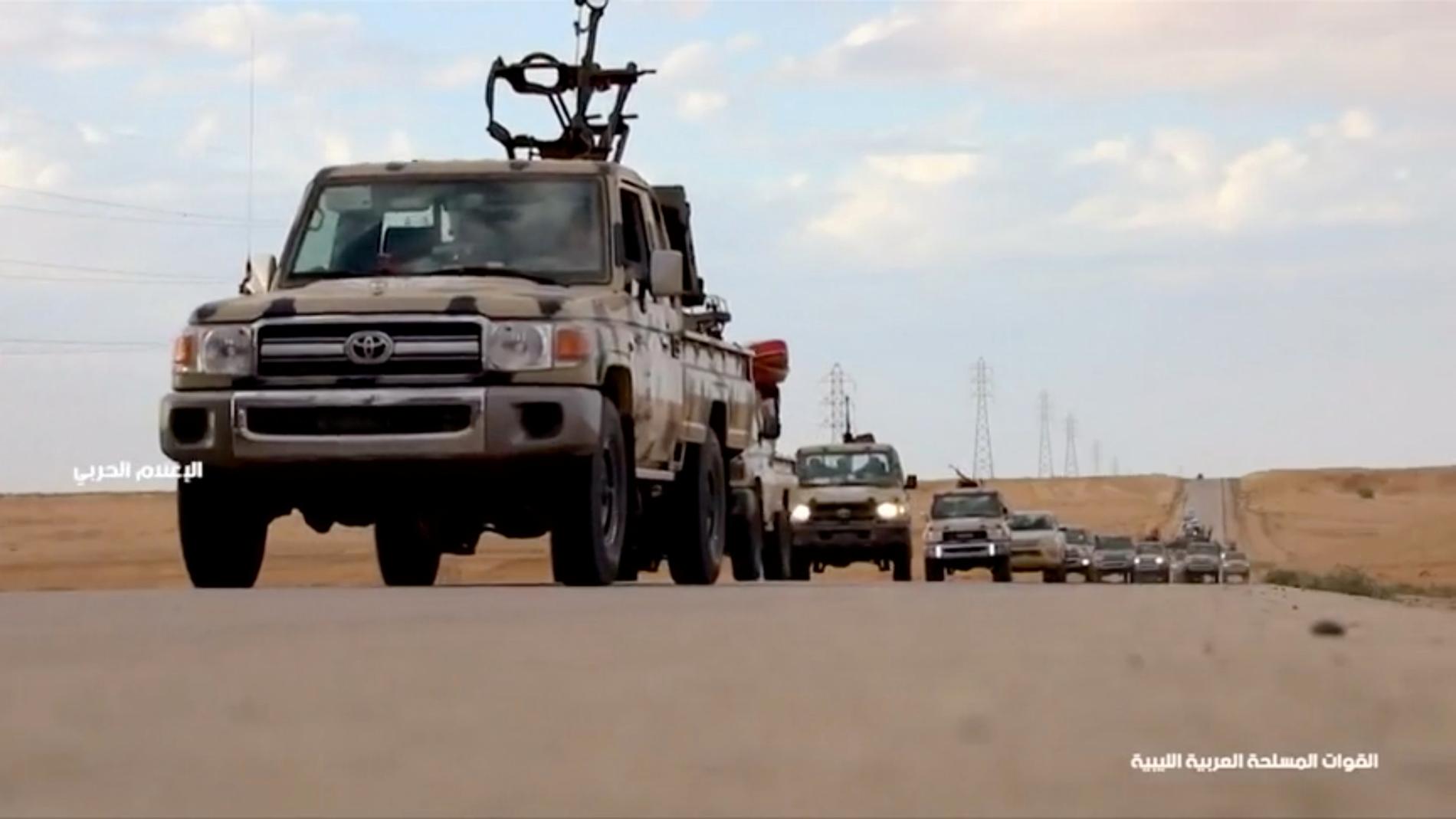 En stillbild från ett filmklipp från LNA, där militärt rustade fordon färdas i konvoj. Filmklippet publicerades före eldstriderna i Gharyan på onsdagen.