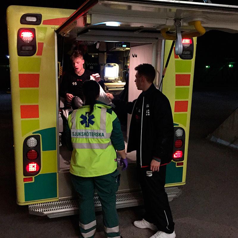 Pettersson tvingades bryta matchen och fick åka ambulans till sjukhuset.