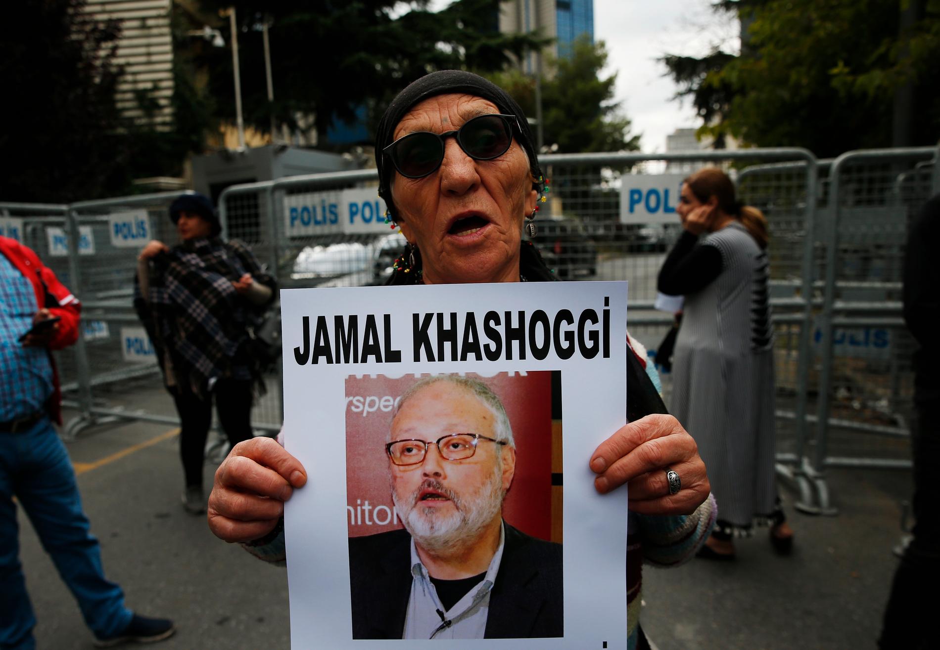En människorättsaktivist håller upp ett foto av den försvunne saudiske journalisten Jamal Khashoggi vid en manifestation i Istanbul.