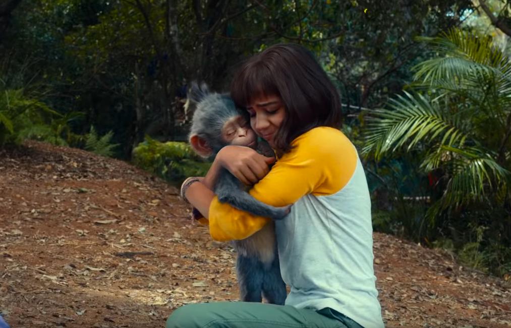 Isabela Moner och apan Boots i ”Dora and the lost city of gold”.