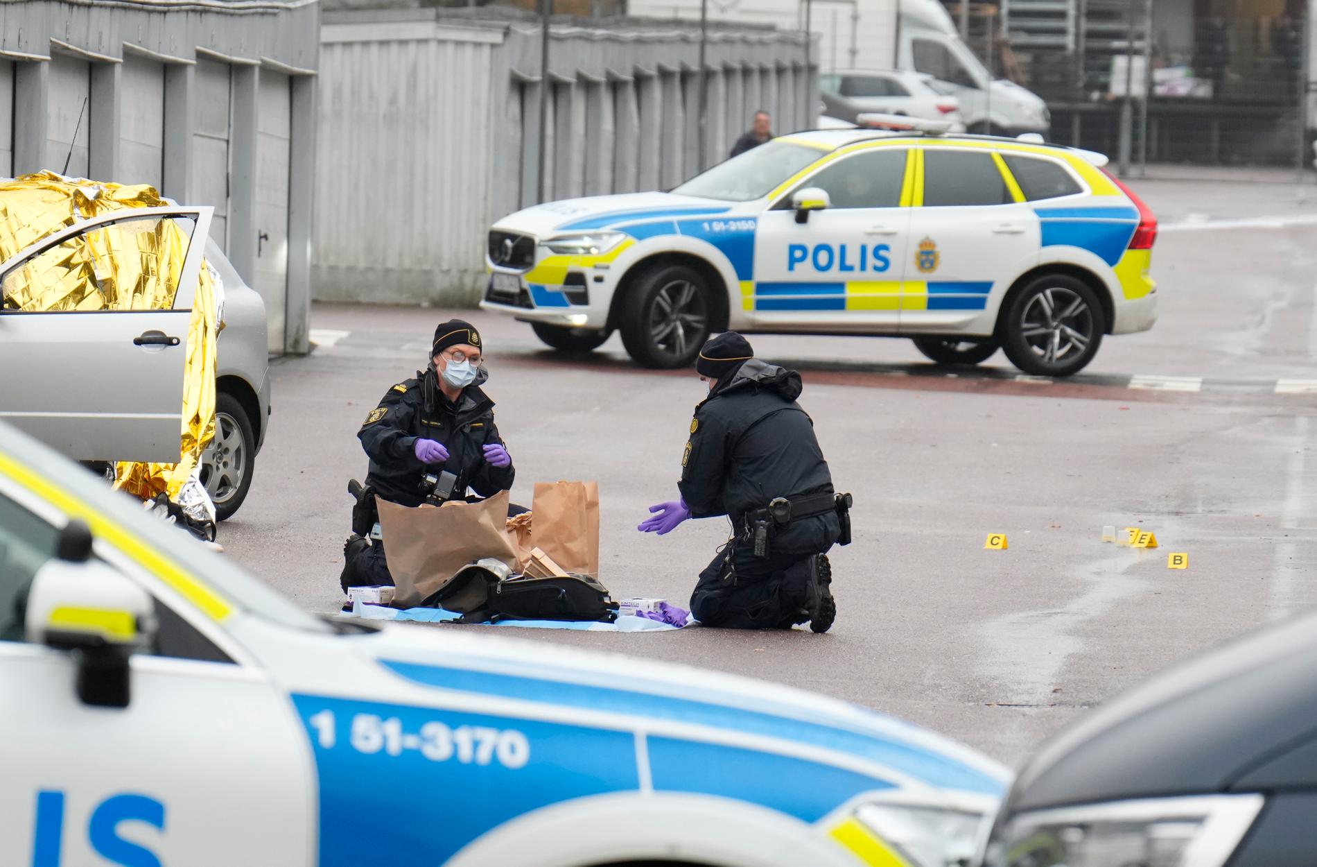 En man har skjutits till döds i Gårdsten i Göteborg.