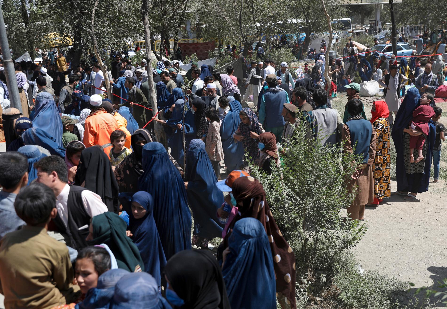 Afghaner på flykt från landets norra provinser. Eldstrider, luftattacker och talibanernas våld har fått dem att lämna sina hem.