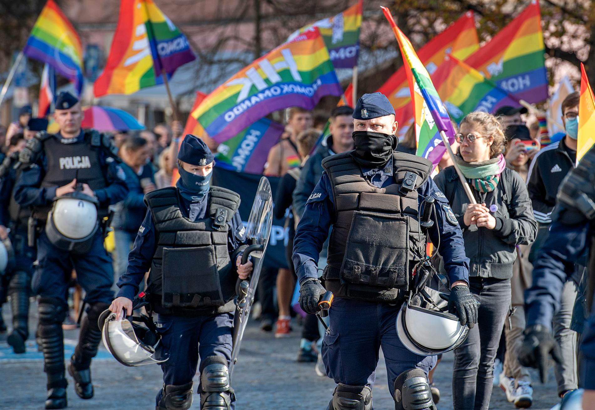 Hundratals poliser  skyddar Prideparaden.