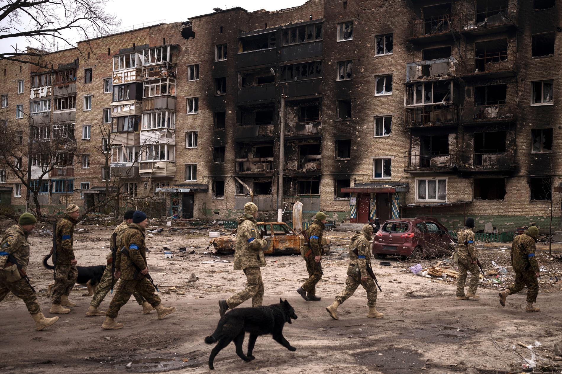 Ukrainska soldater patrullerar Irpin utanför Kiev på onsdagen.