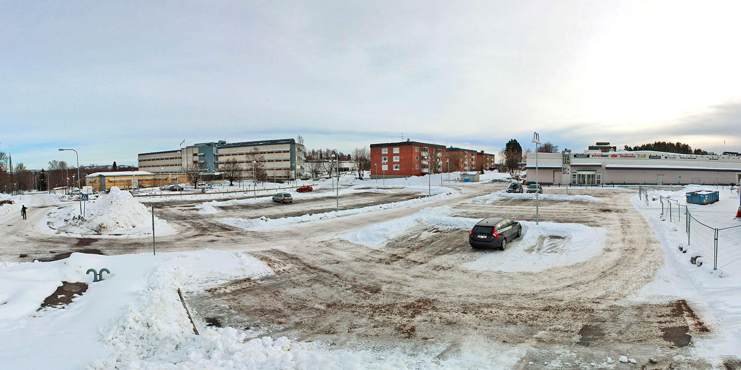 Det var på den här parkeringen i Kramfors den lille pojken hittades.