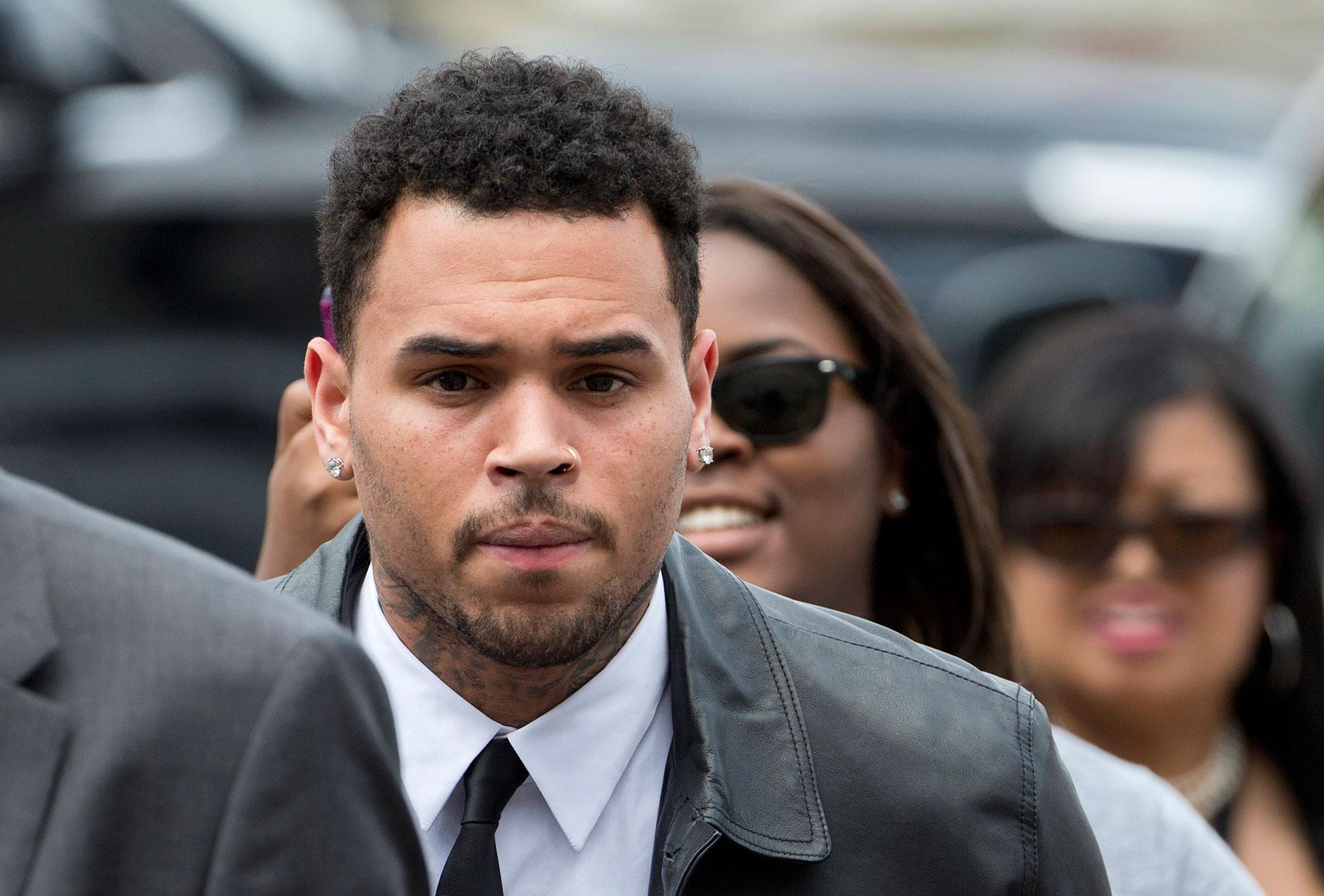 Chris Brown på väg till rätten för ett mål gällande överfall.